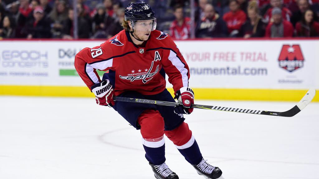 Nicklas Bäckström 🇸🇪 - Washington Capitals

34 år, C

👶: Valbo AIF

Spelade SHL med Brynäs mellan 04-05 och 06/07. Gjorde 73 poäng på 121 matcher och vann VM-guld 2006 samt 2017. Spelat i Capitals sedan 07/08 där det blivit 1197 matcher, 1125 poäng och Stanley Cup 2018.