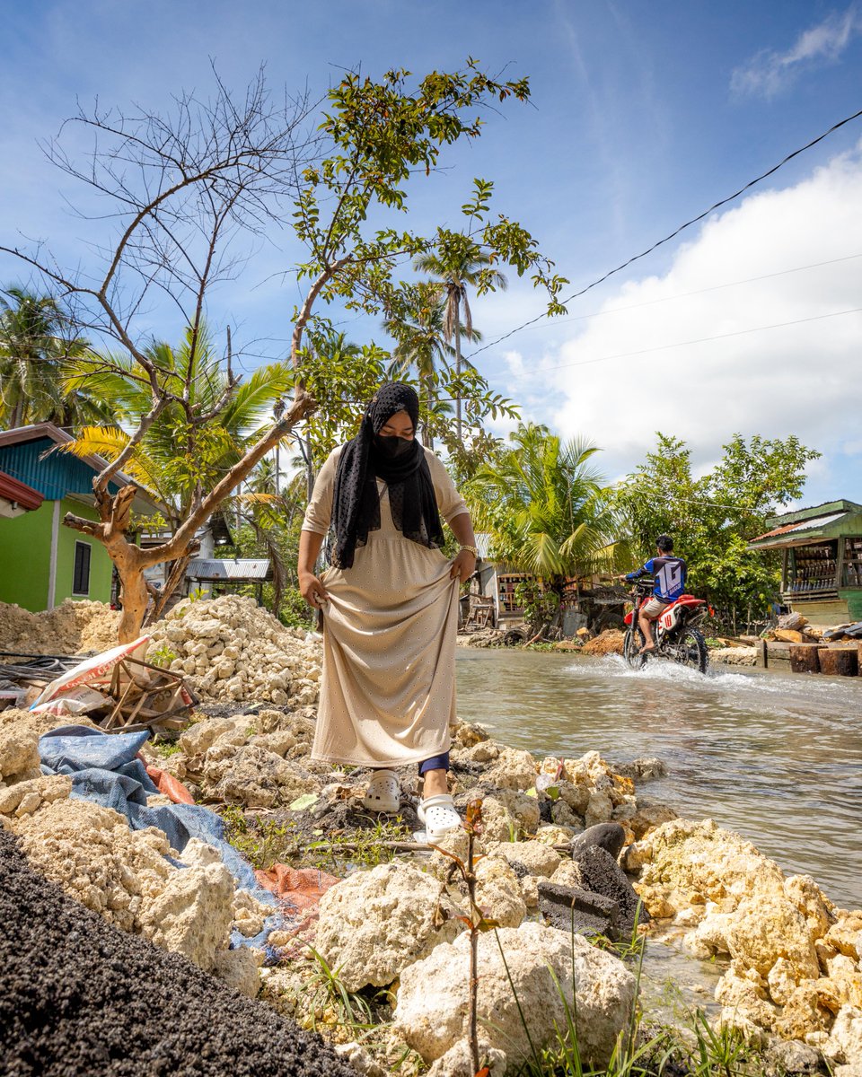 planphilippines's tweet photo. YOUNG AND IN PURSUIT OF PEACE: A #WorldHumanitarianDay feature

Despite the challenges of living in an area rife w/ armed conflict and vulnerable to disasters, Farhana is not held back from being involved in peacebuilding efforts. 

READ her story here👉 https://t.co/vtSfnDTyAI https://t.co/67wB9O36Zg