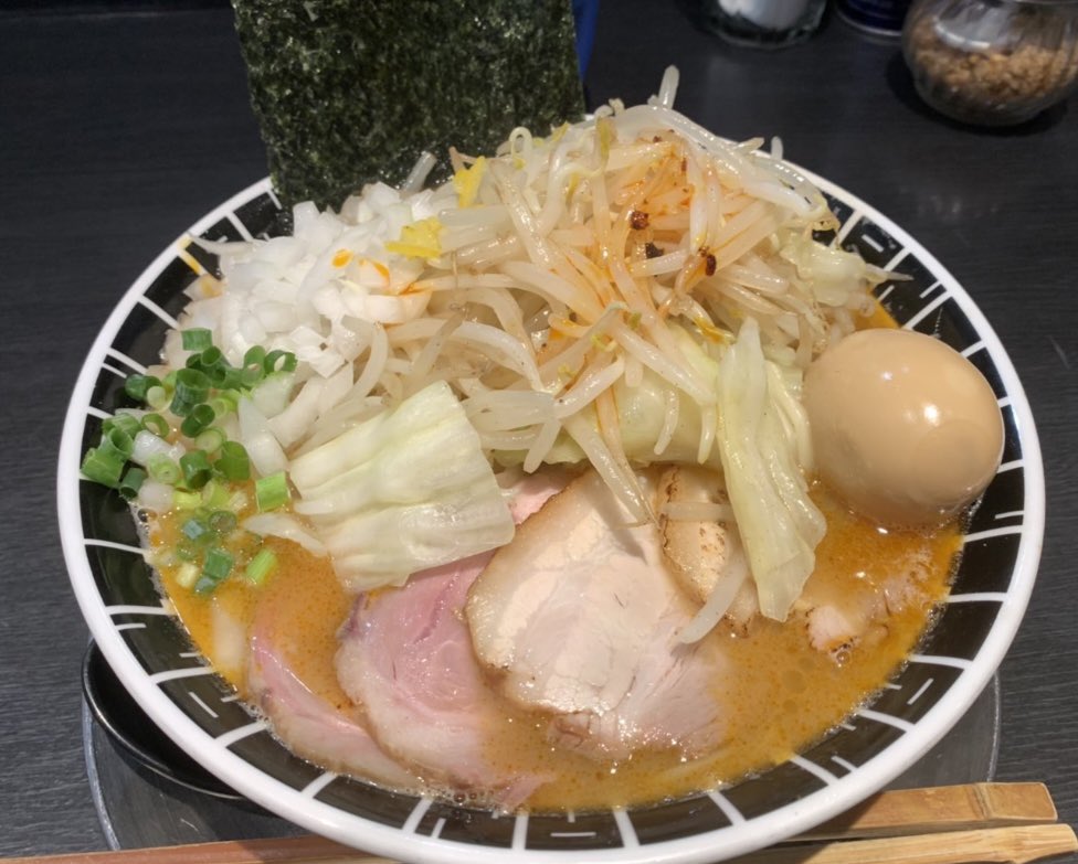 atawuk35's tweet photo. #アンタイヌードルズ
#今日も行けたね
#TEEGET
暑さに負けず!! 🦾
タマネギ やさい 辛み🔥もトッピング
具だくさん特製濃厚中華そば!!
お願いしてたTシャツも到着👕
また夜の部も行くぜーー( ˙༥˙ ) https://t.co/6CHDZ8zUns