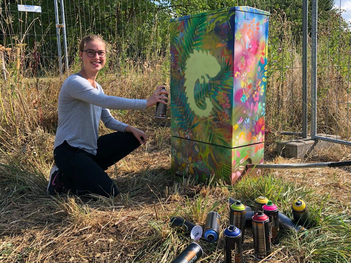 weber_digital's tweet photo. Das erste Kunstwerk auf unserer Baustelle ist fertig!
Nicht nur im Neubau wird Kunst eine große Rolle spielen. Der Stromkasten auf unserem Grundstück wurde von Lisa Caren Jetter, im Rahmen von "Freiraum - Balingen kreativ", künstlerisch gestaltet 👩🏼‍🏭🖌
Danke, wir sind begeistert🤩 https://t.co/m7jsqsrsdi