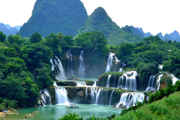 DiscoverGuangxi's tweet photo. WOW! The largest transnational waterfall in #Asia - #DetianWaterfall in #Chongzuo City, #Guangxi, on the border river between #China and #Vietnam. #DiscoverBeautifulChina https://t.co/FEZxWp5sVQ