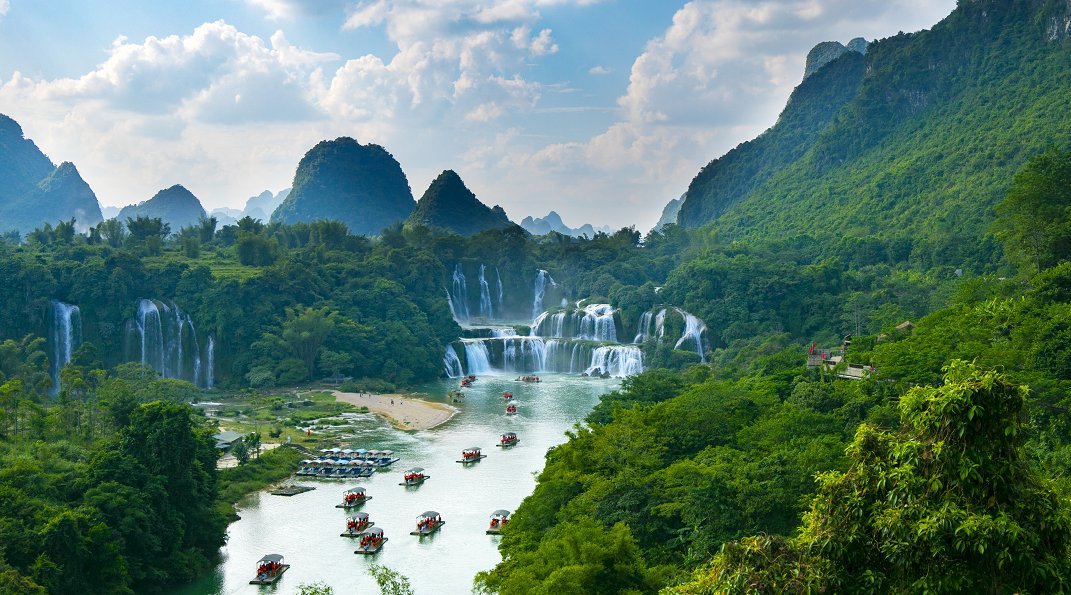 DiscoverGuangxi's tweet photo. WOW! The largest transnational waterfall in #Asia - #DetianWaterfall in #Chongzuo City, #Guangxi, on the border river between #China and #Vietnam. #DiscoverBeautifulChina https://t.co/FEZxWp5sVQ