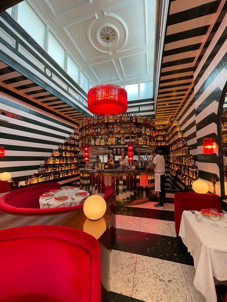 Perfect place to have our 4year anniversary lunch!

#interiordesign #blackandwhite #geometric