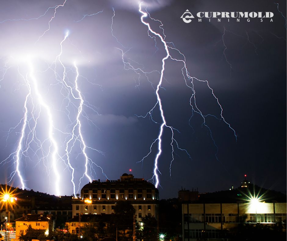 În fiecare zi primim alerte de fenomene meteo severe, cu descărcări electrice, apoi vedem case distruse de fulgere și trăsnete. #Cuprul este soluția pentru protejarea clădirilor, prin platbandă care realizează legătura între paratrăsnet și priza de pământ. 
#CopperAlliance