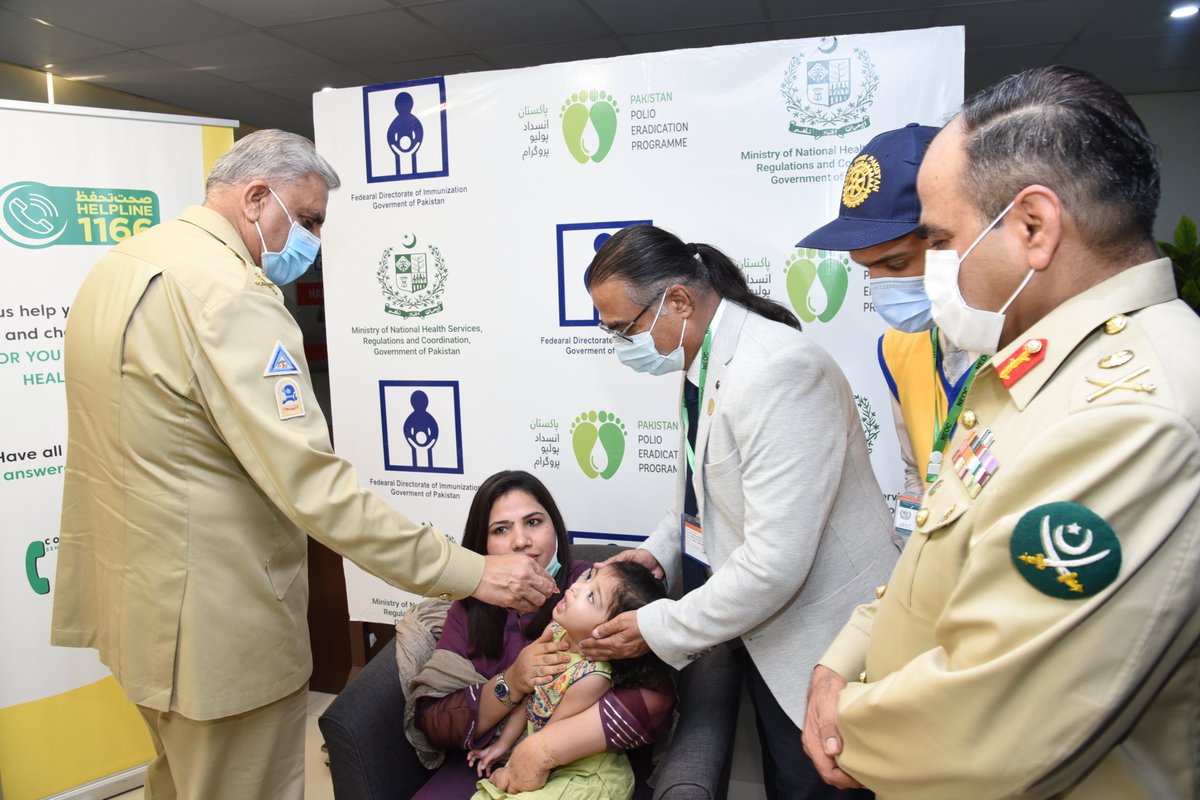 COAS General Qamar Javed Bajwa administered polio drops to a child at National Emergency Operations Center and reiterated strong commitment and support of Pakistan Army to build a #poliofree🇵🇰, for every child. #VaccinesWork #EndPolio