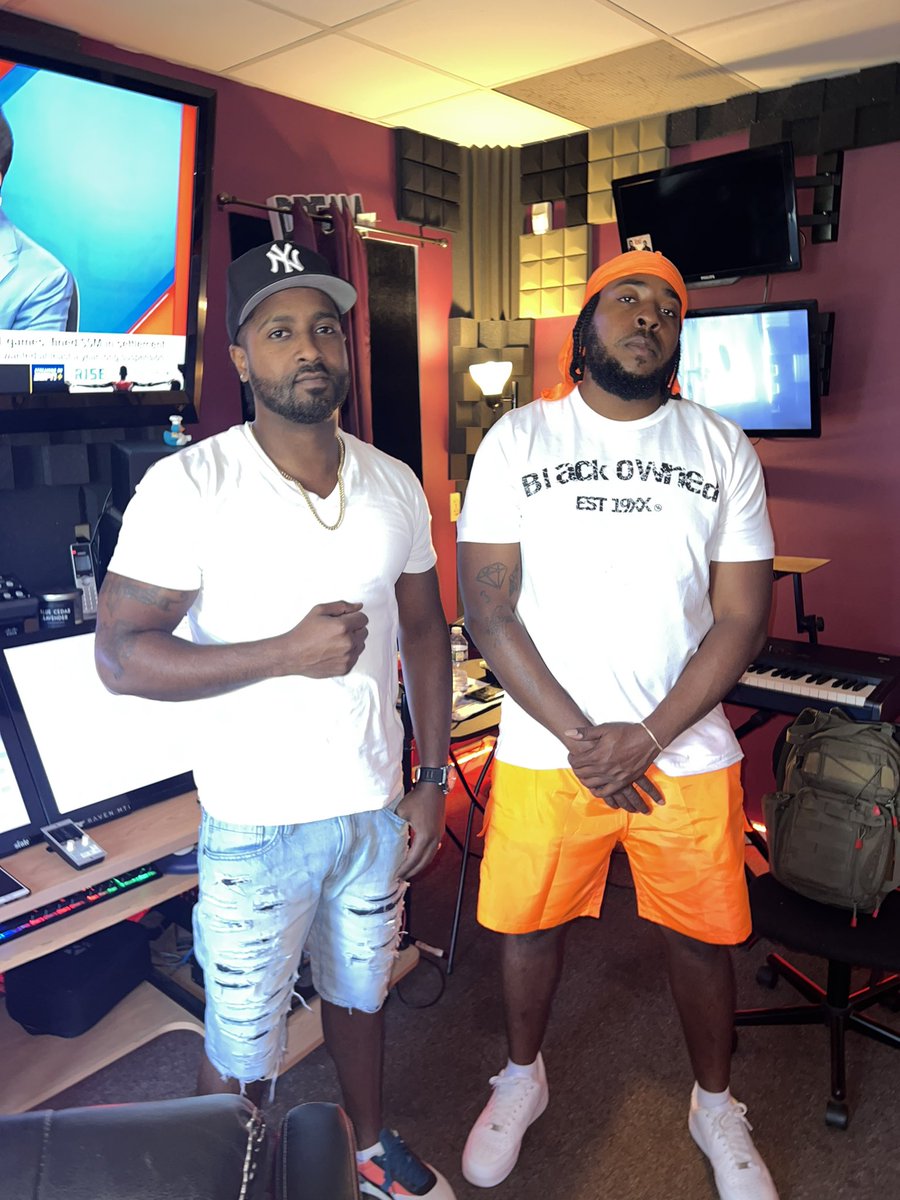 OlympykRamis's tweet photo. Tapped in every city. S/o π @majestysantiago S/o @m_tombs the best in Cincinnati. Somebody tell @skylarblatt__ Iβm looking for her π
.
.
.
#TrueSoundStudio #Blatt #SkylarBlatt #cincinnati #Bengals #Reds #Miami #Travel #RDB #BlackOwned https://t.co/6xR9wAzOMq