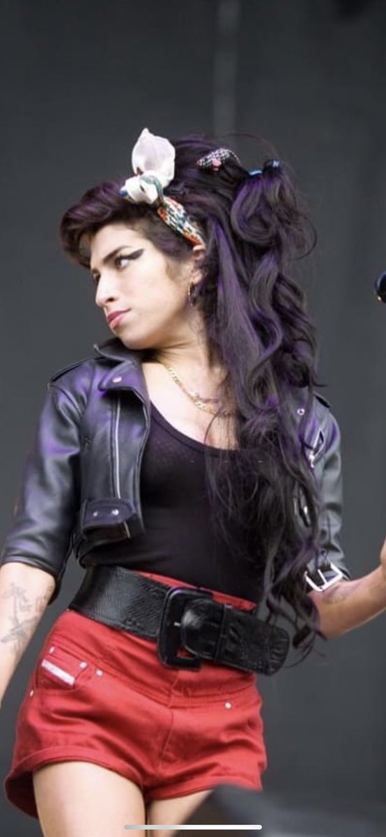 “Amy Winehouse changed pop music forever.  She lived jazz, she lived the blues.” ― Lady Gaga

#music #singersongwriter #amywinehouse #Fridaymotivation