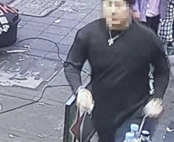 threepiecesuit's tweet image. 미친새끼... 30대 남자가 길에서부터 여성 피해자 점찍고 따라가서 이유없이 폭행함
발로 머리 가격해서 기절시키고 계속 폭행해서 피해자 발견한 경찰이 교통사고 난 것 같다고 할 정도였대
피해자 분 뇌 다쳐서 우측 발목엔 완전마비의 영구장애 오고 극심한 충격으로 해리성 기억상실증도 왔다고