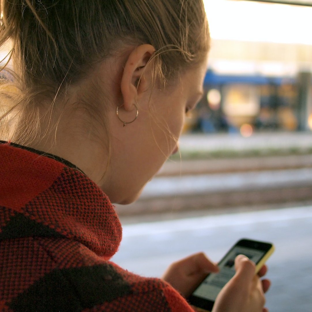 syd_health's tweet photo. Mobile #tech was a ‘double-edged sword’ for health during the #COVID19 pandemic.
 
Researchers @Sydney_Uni @WARC_USYD found:
📱 60% used a mobile app for health purposes
⌚️ 38% used a fitness tracker
👎 But there was a negative impact when ppl felt exposed to too much COVID info. https://t.co/BRoGNZwO51