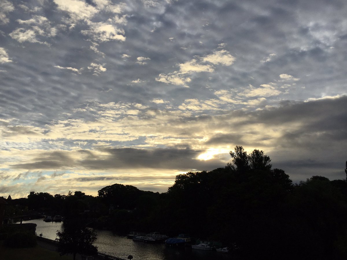ruths_gallery's tweet photo. Itβs Friday again and what great start we had to the day at Twickenham with some stunning #altocumulusclouds at #sunrise
@metoffice #loveukweather @ThePhotoHour @SallyWeather @CloudAppSoc #fridaymorning https://t.co/3UORgUz55k