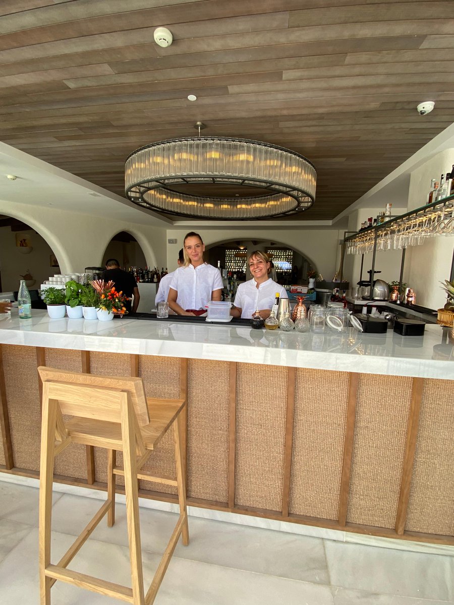 MeliaCareers's tweet photo. #KnowOurTeaM These are some of our 5-stars faces that will welcome you in your holidays in our new Villa Le Blanc, Gran Meliá. Thanks for making our guests feels like home. Do you see any familiar face? 🤔#WeAreMeliá #MeliaSpain https://t.co/IgkPTwYU3k