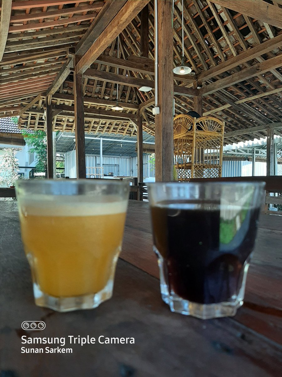 KopSetCoffee's tweet photo. Kopi pahit bersanding dengan juice jeruk manis...dimana salahnya?? Sama saat kau bersanding denganku.. itu adalah keniscayaan.. #eeeeeaaaa
(Yg ngetuit bukan admin...) https://t.co/0VyRuDoKQZ