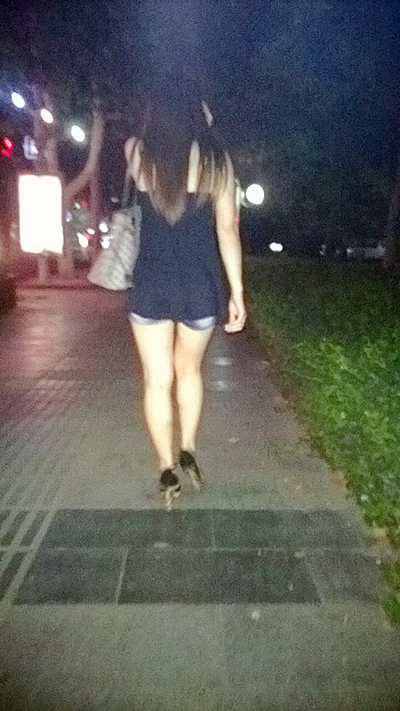 夏天的晚上，走着走着裤子就没了。 https://t.co/bBe1Tv5Ffq