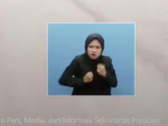 ZMasfufah's tweet photo. Saat lagu Farel menyanyikan lagu, juru bahasa isyarat yang bertugas menerjemahkan lagu yakni Winda Utami terlihat ikut bergoyang menikmati lagu sembari menerjemahkan dalam bahasa isyarat,Winda yang merupakan lulusan Fakultas Psikologi Universitas Muhammadiyah Surakarta 2007 . https://t.co/syP9Y2Id0o