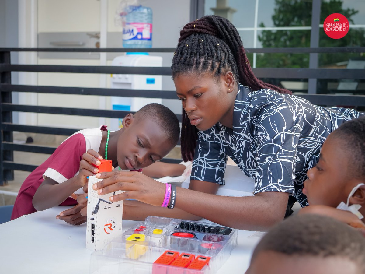 Young students all the way from St Joseph School in the Afram Plains of Ghana visited the @ghanacodeclub and seized the opportunity to assemble a simple customized robot. Indeed, give the young generation an opportunity to build and observe their enthusiasm in doing so! 🇬🇭 🥰🥰