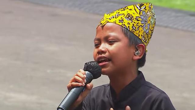amel90071613's tweet photo. Tampil di Istana Negara di acara upacara HUT Kemerdekaan RI, nama Farel Prayoga trending di Twitter pada Rabu (17/8/2022) kemarin. Dari pengamen jalana hingga nyanyi di Istana Negara, perjalanan Farel Prayoga bikin salut. @Mbahgober08 https://t.co/TFRbHMo4Km