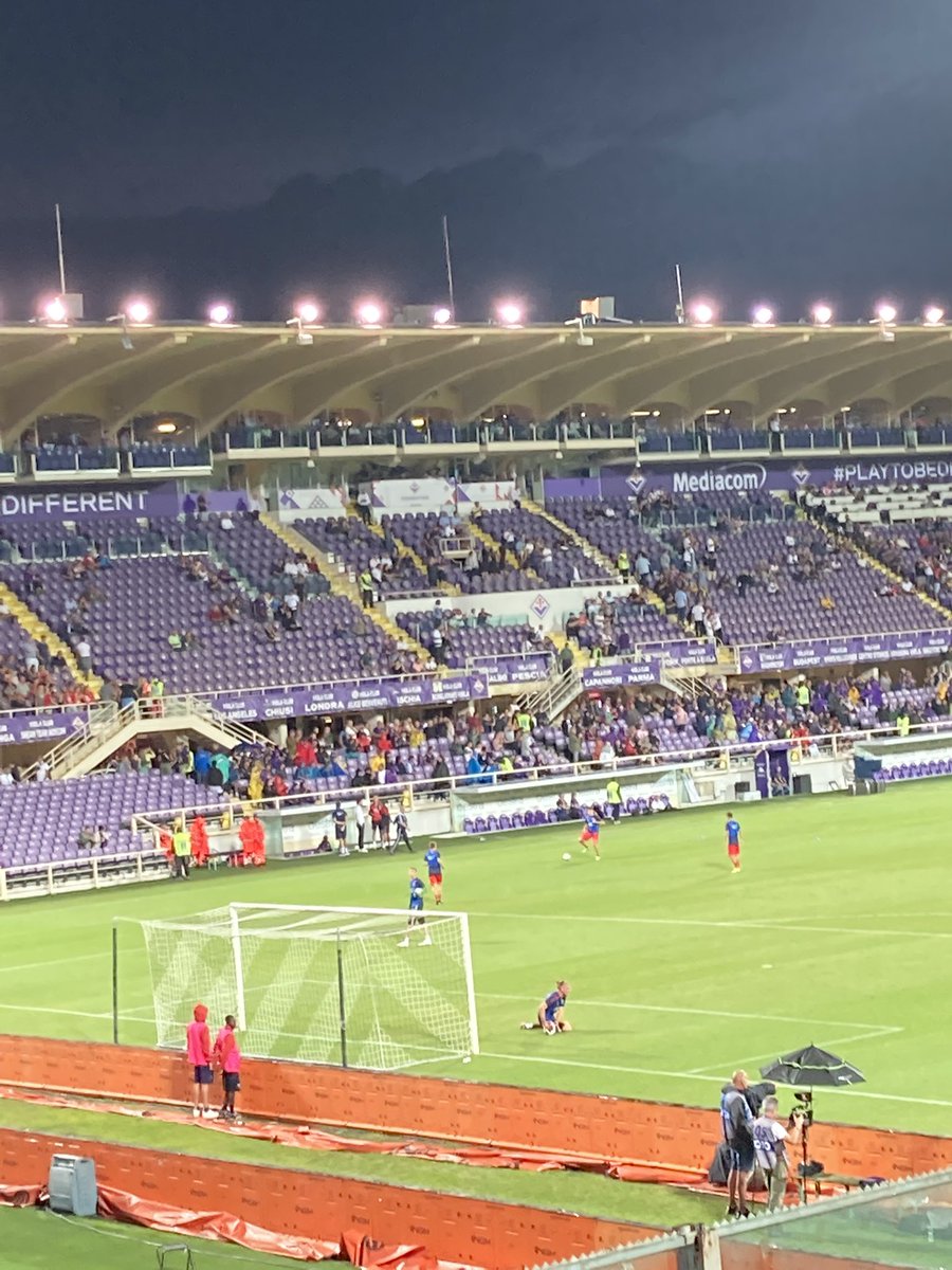 fctdenekamp's tweet photo. Dag 2 Florence, geweldige dag. Helaas 2-1 nederlaag maar dat moeten we volgende week in de Grolsch veste maar recht zetten.#fiotwe #FCTwente #fctdenekamp https://t.co/BaXN4XX6Dz