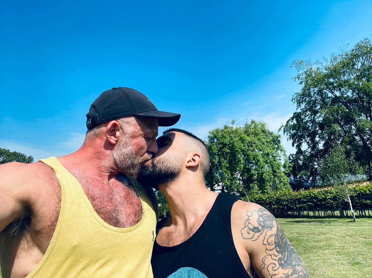 DoctorR27211651's tweet photo. Catching a smooch with my man ❤️ https://t.co/eEskULtvWm