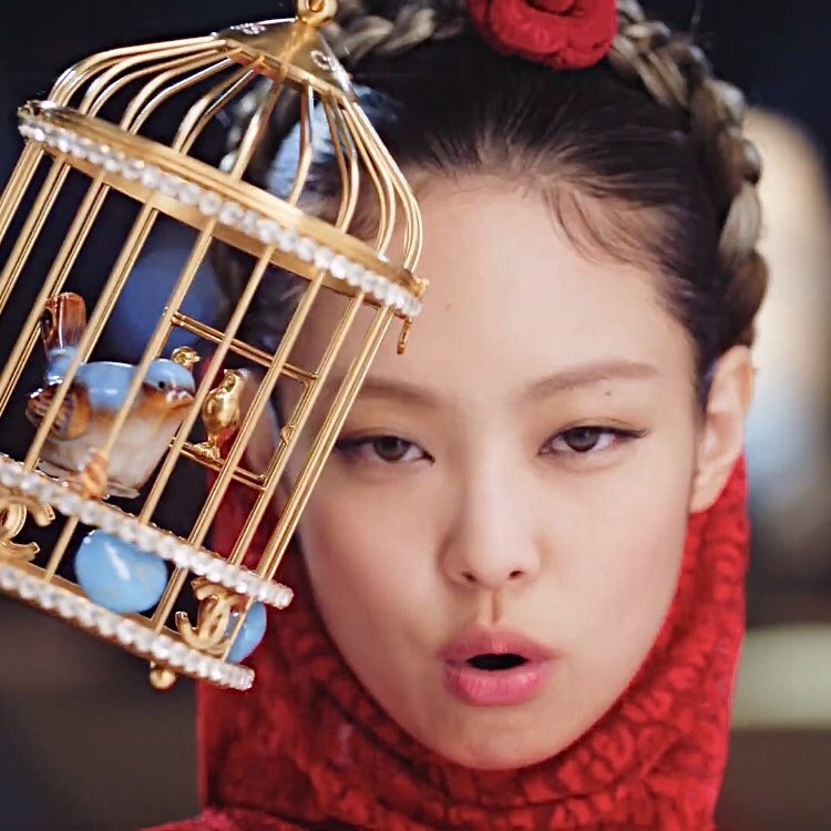 ❦ on X: jennie saying 'waving the coco' as the $25k bird cage bag from  karl's last collection at chanel swings in front of her face   / X