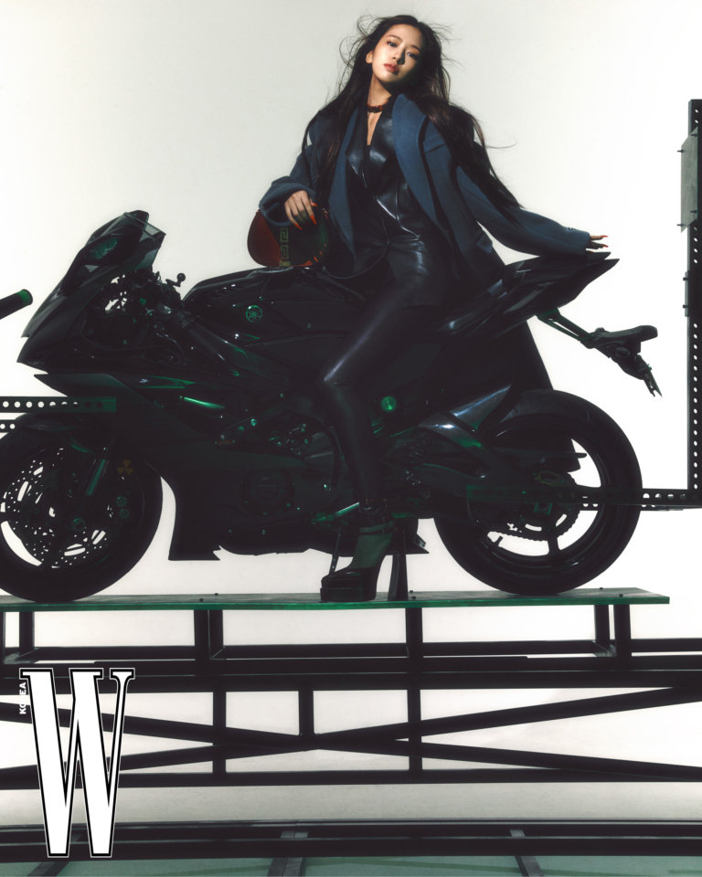 [📷] 220819 W Korea Website Update

การพบกันของ IVE อัน ยูจิน และVersace
“Attitude และหน้าตาของยุคใหม่, IVE อันยูจินที่ยอมรับและเป็นตัวแทน Versace F/W 2022 Collection คอลเลคชั่น Versace สำหรับผู้หญิงที่เป็นอิสระและกล้าหาญและความงามร่วมสมัยของอันยูจิน”

#아이브 #안유진 #ANYUJIN