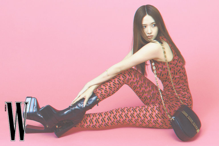 [📷] 220819 W Korea Website Update

การพบกันของ IVE อัน ยูจิน และVersace
“Attitude และหน้าตาของยุคใหม่, IVE อันยูจินที่ยอมรับและเป็นตัวแทน Versace F/W 2022 Collection คอลเลคชั่น Versace สำหรับผู้หญิงที่เป็นอิสระและกล้าหาญและความงามร่วมสมัยของอันยูจิน”

#아이브 #안유진 #ANYUJIN