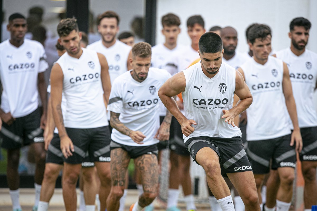 valenciacf's tweet photo. Booooon dia, afició! 💪🏽💪🏽

#CORVCF
#ADNVCF 🦇 https://t.co/tE7qBhnJRE