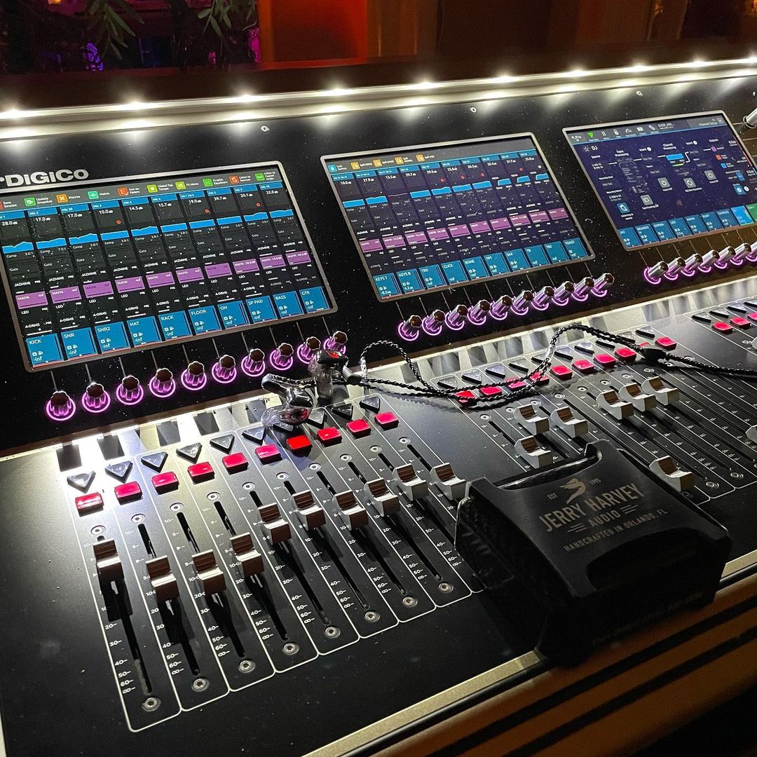 A great image of the DiGiCo S31 this #DiGiCoFaderFriday that has come in from Ever Delcid Make sure to tag us in your #FaderFriday shots for your chance to be featured! #DiGiCo #MixingConsole #DigitalMixingConsole #SoundEngineer #Mixing #MixingEngineer #FaderFriday