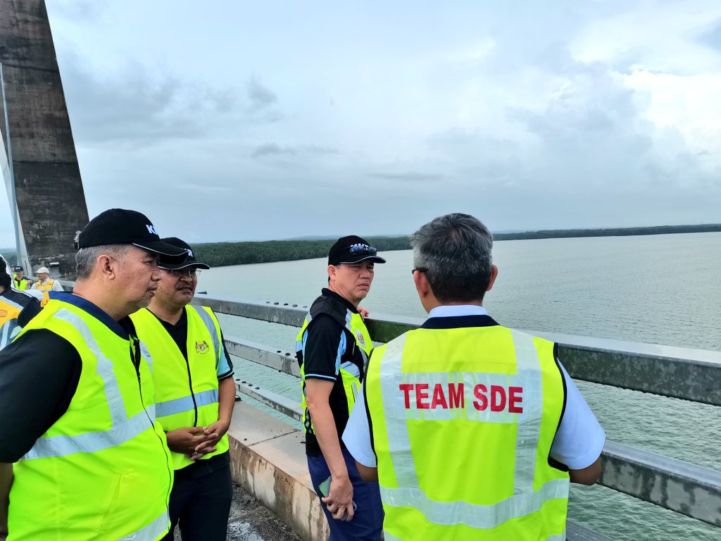 RakanKKR_'s tweet photo. Lokasi 9 #FTRoadpediaZonSelatan

Delegasi jelajah dibawa meninjau tapak projek pembinaan directional ramp dipersimpangan lebuhraya Senai-Desaru Expressway (SDE) selepas plaza tol penawar/pengerang di jalan FT92.

#FTRoadpedia
#infraKeluargaMalaysia https://t.co/OpR6s7Cdg6