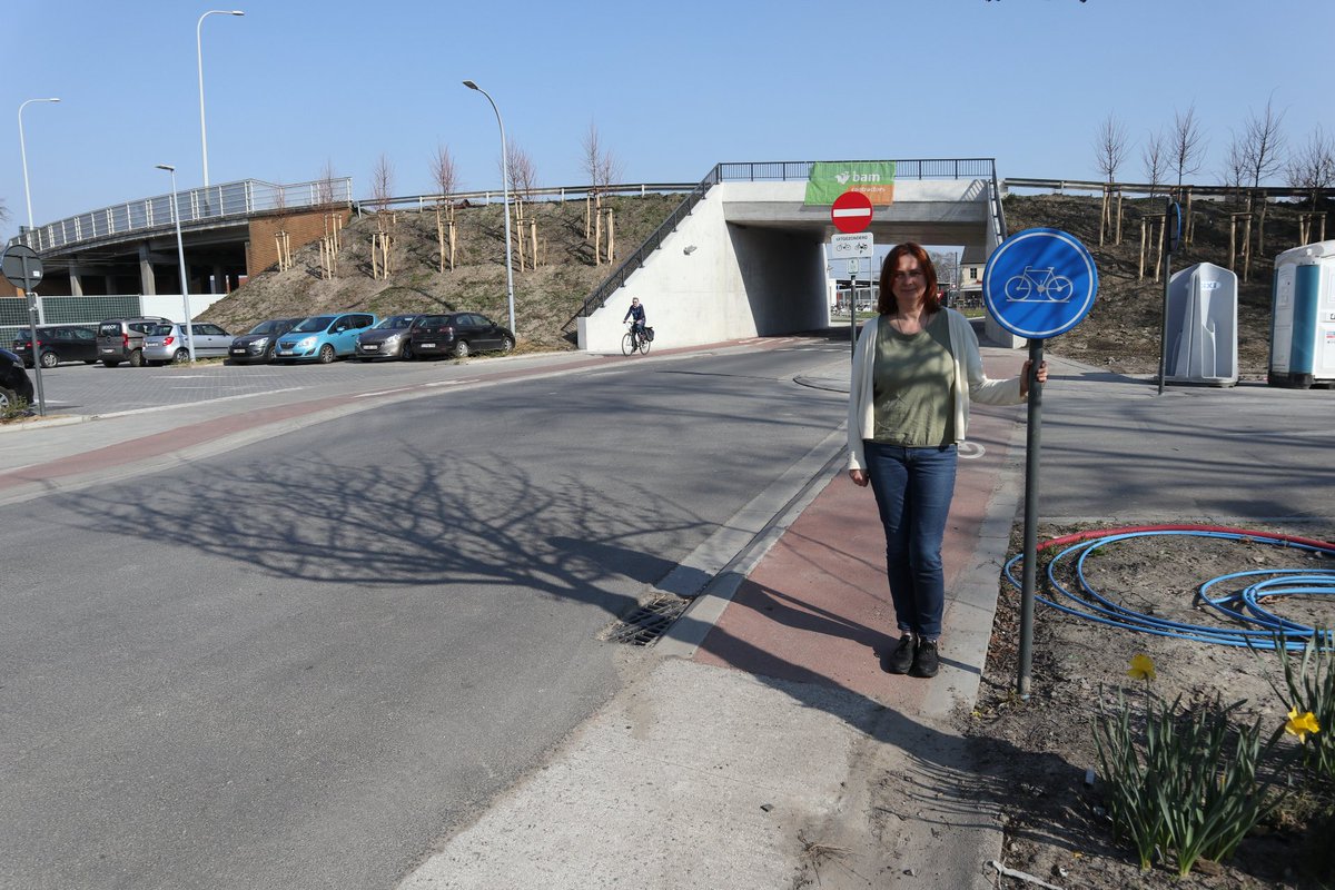 groenbeernem's tweet photo. Tussenkomst Roos Lambrecht loont: fietspad van en naar de H. d'Ydewallestraat dat nu abrupt stopt voorbij de fietsbrug wordt langs de hele straat doorgetrokken, besliste het schepencollege. https://t.co/g3LISZfX1f https://t.co/xx0cDGo6ZW