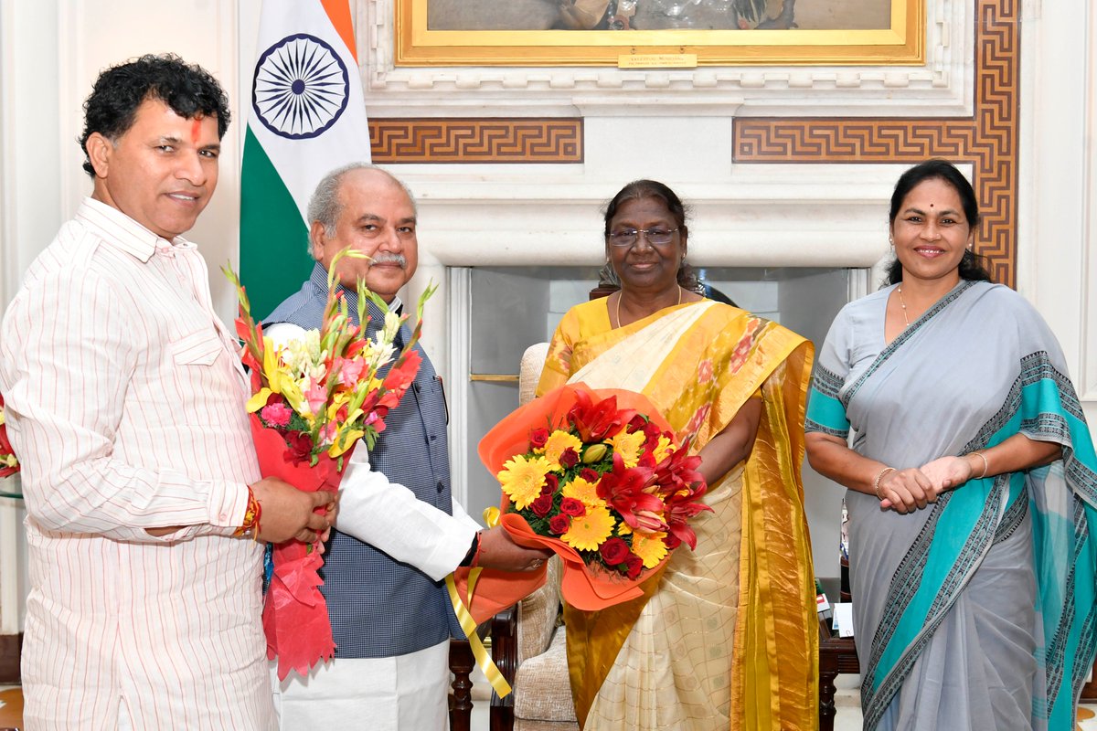 Union Minister for Agriculture &amp; Farmers Welfare Narendra Singh Tomar along with Ministers of State for Agriculture &amp; Farmers Welfare Kailash Choudhary and Shobha Karandlaje called on President Droupadi Murmu at Rashtrapati Bhavan