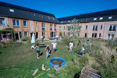 Wonen in de idealistische gemeenschap Ecodorp Zuiderveld: keihard werken, maar veel saamhorigheid gelderlander.nl/nijmegen/wonen…