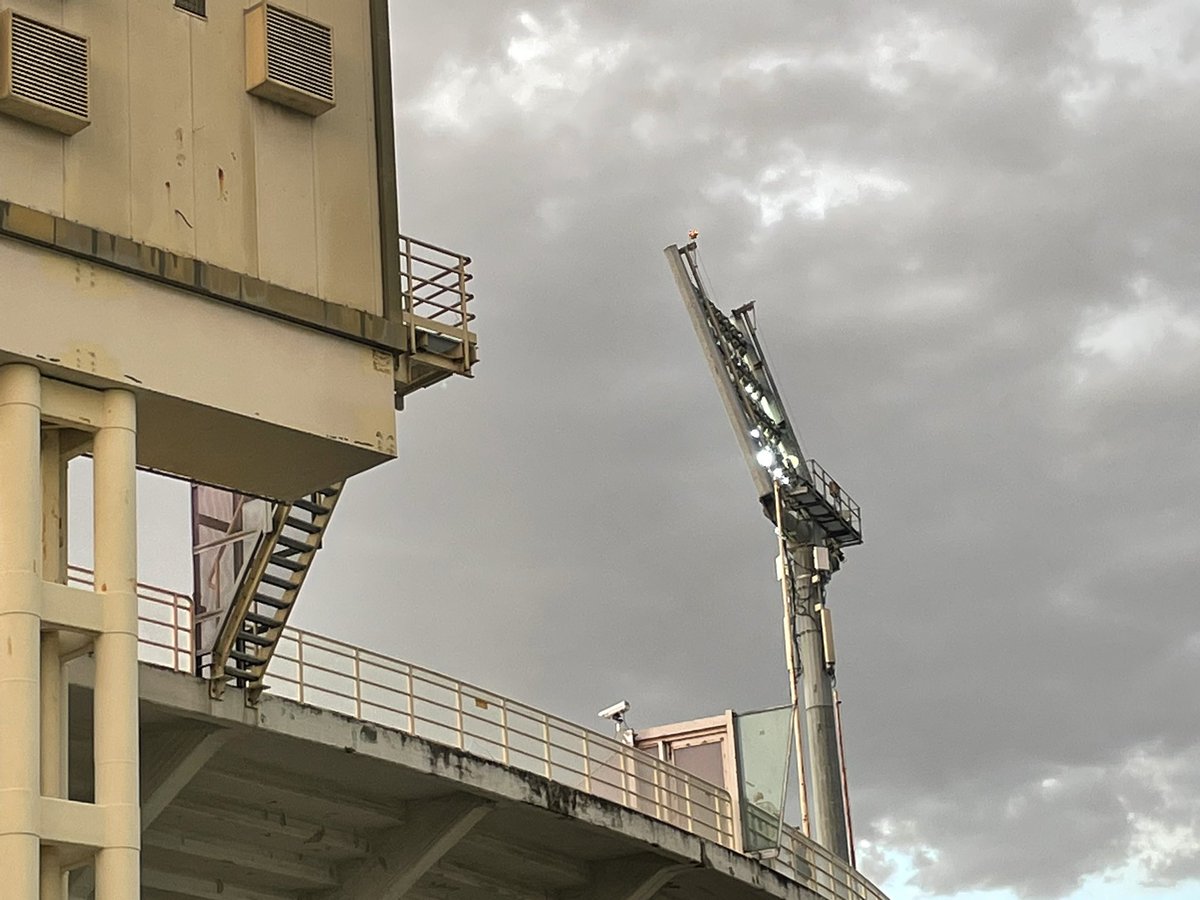 kitmaster71's tweet photo. #floodlightfriday #FiorentinaTwente #fioTWE #fiorentina https://t.co/jTNjNhncvo