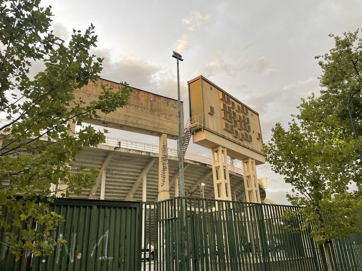 kitmaster71's tweet photo. #floodlightfriday #FiorentinaTwente #fioTWE #fiorentina https://t.co/jTNjNhncvo