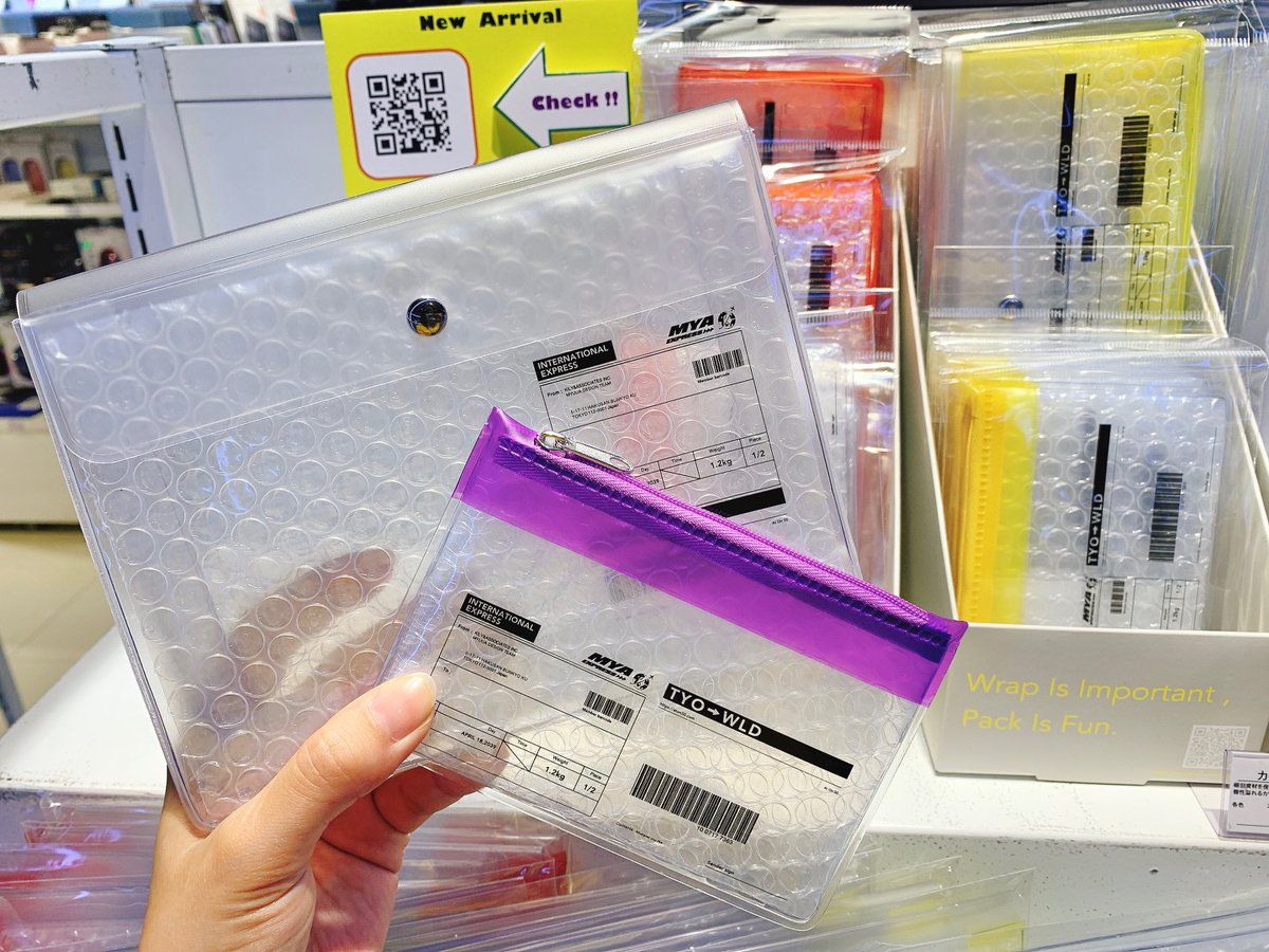 LOFT_SHIBUYA's tweet photo. ＼あの“プチプチ”がポーチに／
👉#WrapPack(ラップパック)
透明ビニールで
エアパッキンをサンドした
新感覚のポーチが登場🙌
緩衝材の役割も果たす
エアパッキンの素材感と
クリアなカラーが特徴です🌈
小物入れにはもちろん
推しカラーのポーチを
アクスタ保管用にしても♡👍

#推し活
◇B1階 https://t.co/bUvId41I1W
