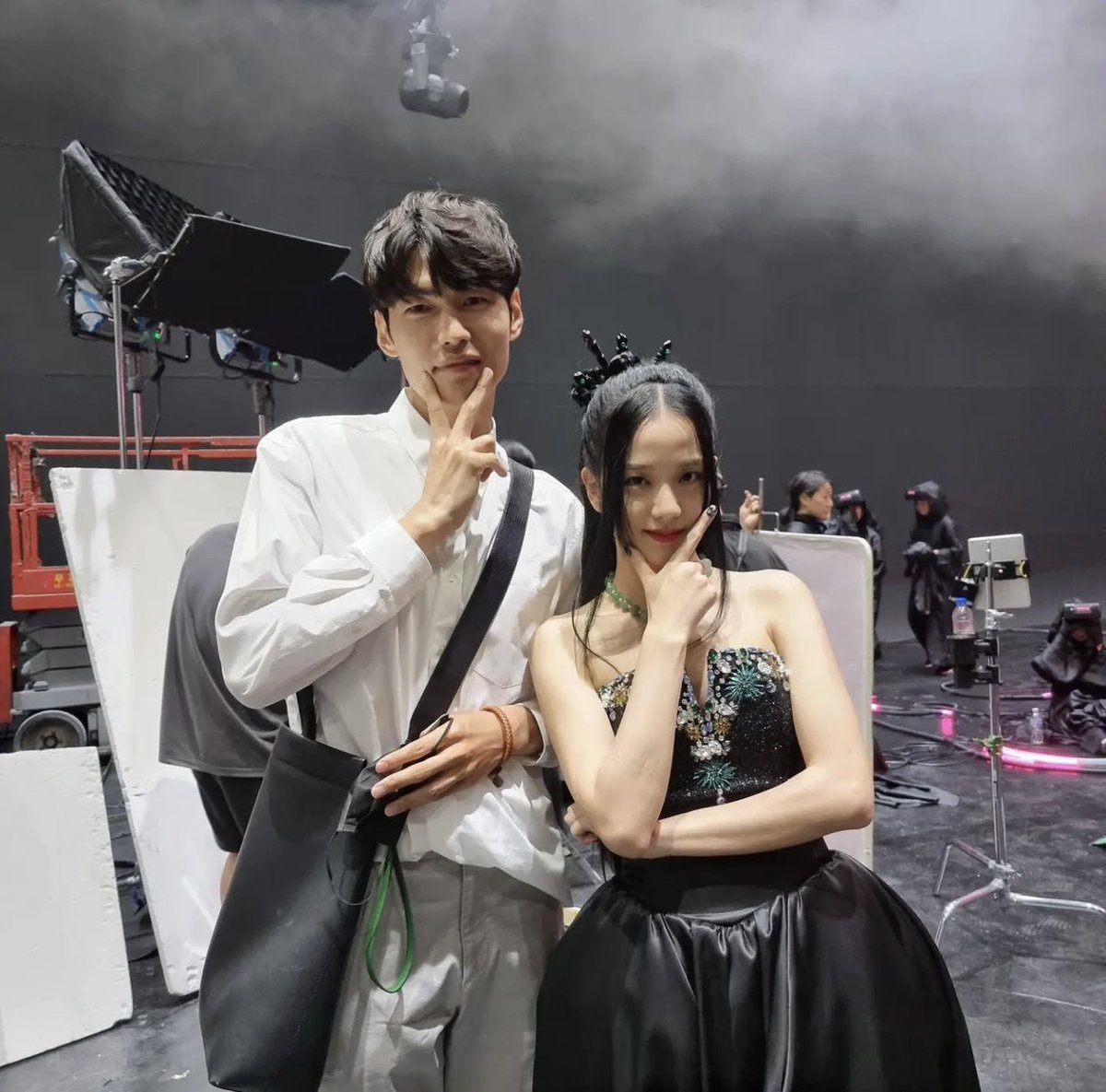 filmjisoos's tweet photo. jisoo actually learned how to play geomungo for the mv😭 heres her teacher https://t.co/j0YuZ0FFcW