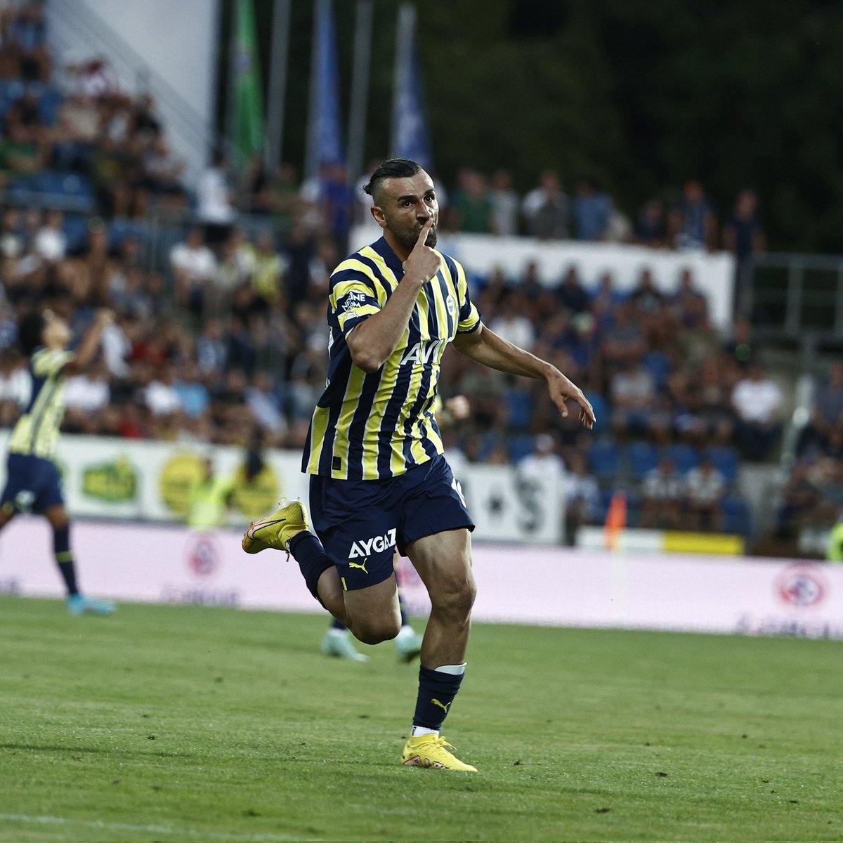 İsmi Sergio olsa milletin dilinden düşmezdi adam giriyor atıyor.Oynuyor hala eleştiri alıyor serdar <a href="/trtspor/">TRT Spor</a> <a href="/Fenerbahce/">Fenerbahçe SK</a>  <a href="/futbolarena/">FutbolArena</a> <a href="/ntvspor/">NTV Spor</a> <a href="/GoalTurkiye/">GOAL Türkiye</a>