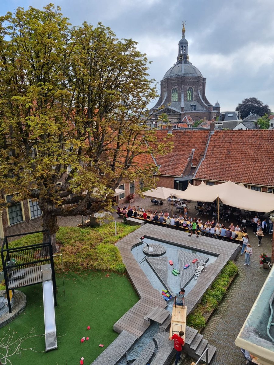 museumboerhaave's tweet photo. Welkom aan alle nieuwe studenten in Leiden die deze week deelnemen aan de #ElCidWeek. Vandaag starten ze de dag met een ontbijt in de binnentuin van het museum.
TIP: met je #collegekaart kun je gratis het museum bezoeken, dus hopelijk zien we je snel weer! https://t.co/zWtvFqlh7B