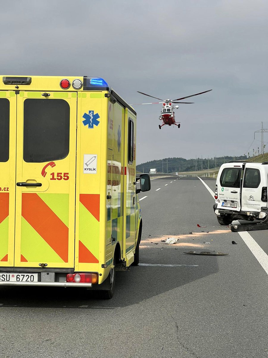 ZZS_SCK's tweet photo. 🚑 Naši záchranáři ošetřili jednoho zraněného muže po dopravní nehodě na dálnici D6 ve směru na KV. Transport 🚁 -> traumatologie UVN. https://t.co/gsCTbjvEp7