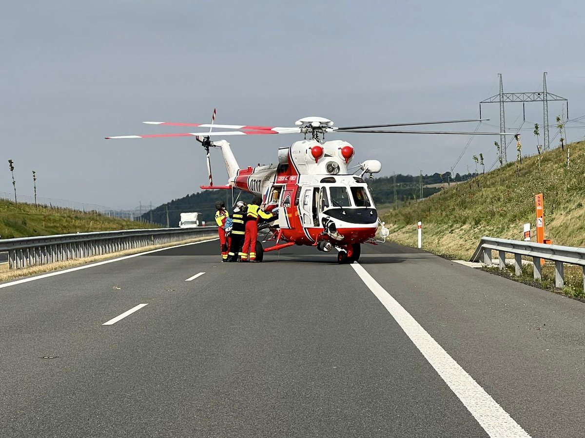 ZZS_SCK's tweet photo. 🚑 Naši záchranáři ošetřili jednoho zraněného muže po dopravní nehodě na dálnici D6 ve směru na KV. Transport 🚁 -> traumatologie UVN. https://t.co/gsCTbjvEp7