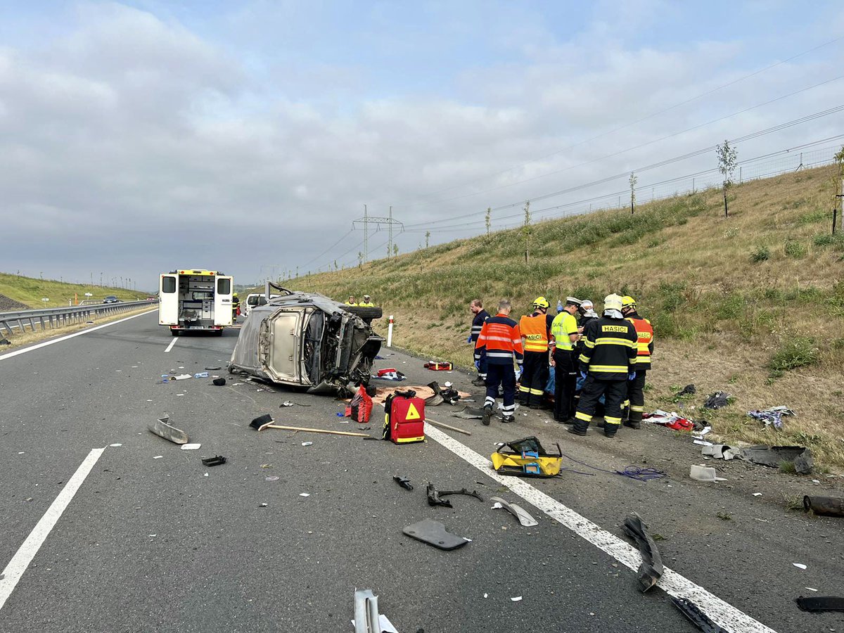 ZZS_SCK's tweet photo. 🚑 Naši záchranáři ošetřili jednoho zraněného muže po dopravní nehodě na dálnici D6 ve směru na KV. Transport 🚁 -> traumatologie UVN. https://t.co/gsCTbjvEp7