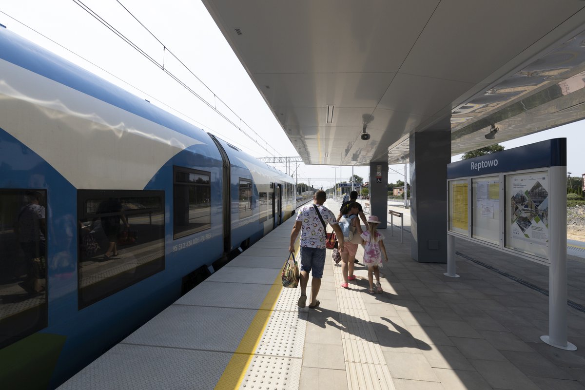 PKP_PLK_SA's tweet photo. #Zachodniopomorskie. Pasażerowie wygodniej podróżują🚄do pracy, na #wakacje jak i wyjazdy na #weekend z nowych, lepiej dostępnych peronów na stacjach #Choszczno, #Dolice i #Reptowo. To jeden z efektów modernizacji trasy https://t.co/UrYuPwQyuK z #CEFTransport https://t.co/KjlM3t6ayu