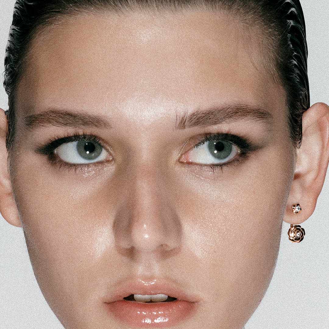 CHANEL's tweet photo. One piece and one only. To choose is to abandon; to abandon is to affirm.

Wear the new EXTRAIT DE CAMÉLIA earring in pink gold and diamonds.

#CameliaCollection #CHANELFineJewelry