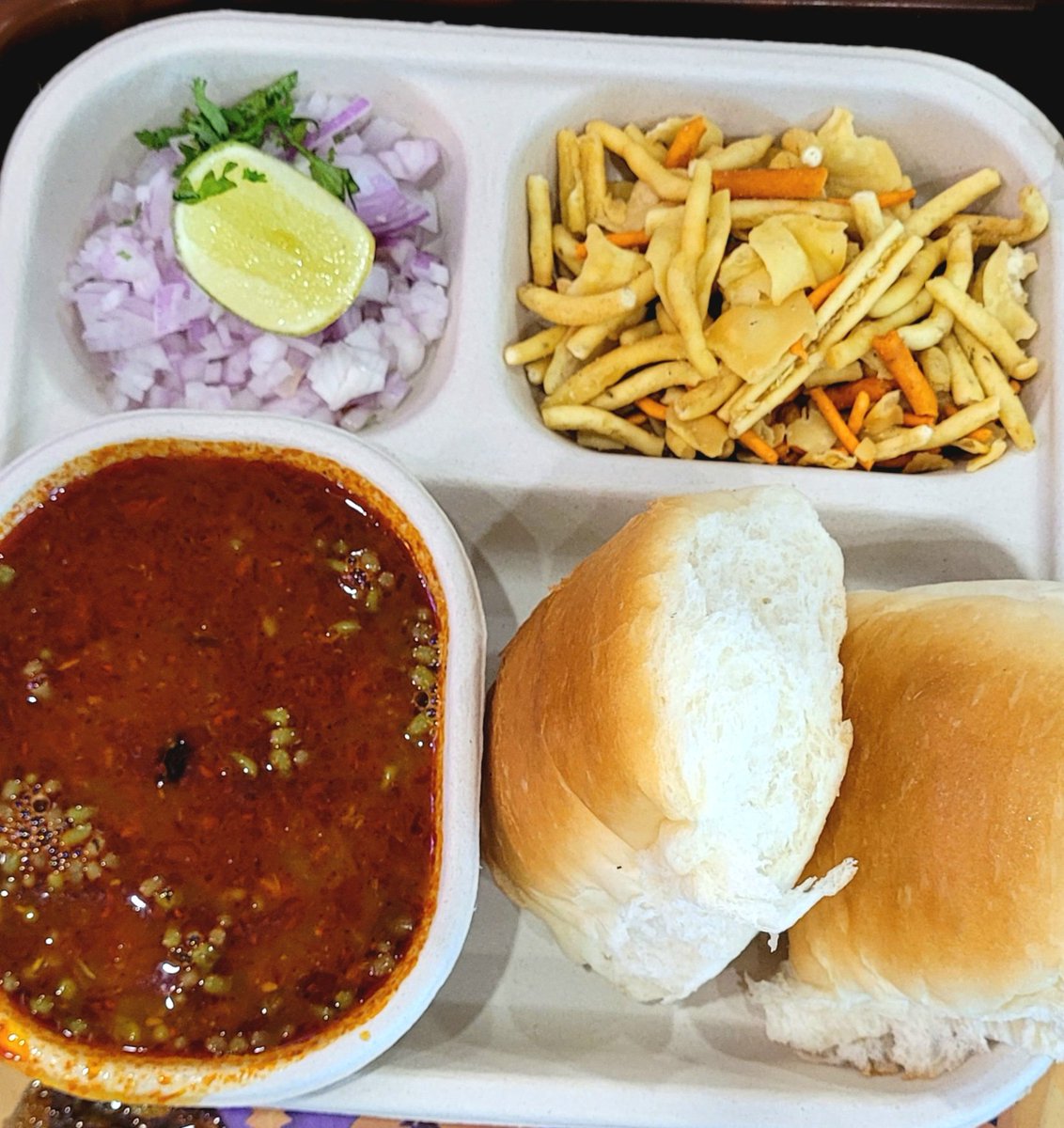 Weekend starts with a super spicy Missal Pao 👌👌🤗🤩🥂 #streetfood #Foodie #Food #Spicy #yummy #cuisine #Curry #indianflavors #weekend