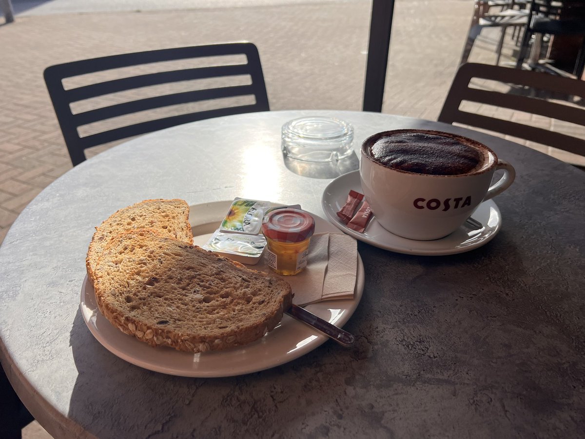 EveEhHarris's tweet photo. Car has just in the garage, so I’ve detoured on my walk home, to the local coffee shop for some R&amp;R… 👌🏼 #Restandrecoup #RecommendedRead https://t.co/70oeR4klyZ