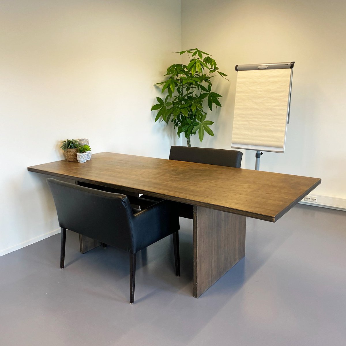 Pullposition's tweet image. Uit onderzoek blijkt dat planten op kantoor de creativiteit en productiviteit van werknemers tot wel 45% kunnen verhogen. Nu alle bedrijven binnen de Cherry Group zijn gesetteld in de (nieuwe) kantoorpanden, hielpen wij dan ook met alle liefde om de kantoren te vergroenen 🌿