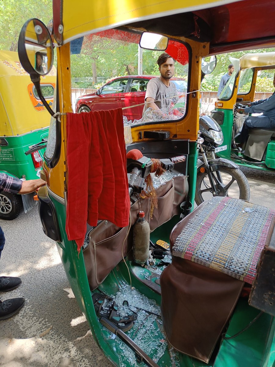 pallaviranchi's tweet photo. Ws crossing Ansal where PWD workers were breaking dividers with hammers &amp; a boulder they hit flew &amp; hit the windshield of my auto.There was no net/metal sheets on site to prevent boulders frm flying off &amp; hitting people @msisodia @AAPDelhi  @pwddelhi @ArvindKejriwal https://t.co/o8TVwarLAF