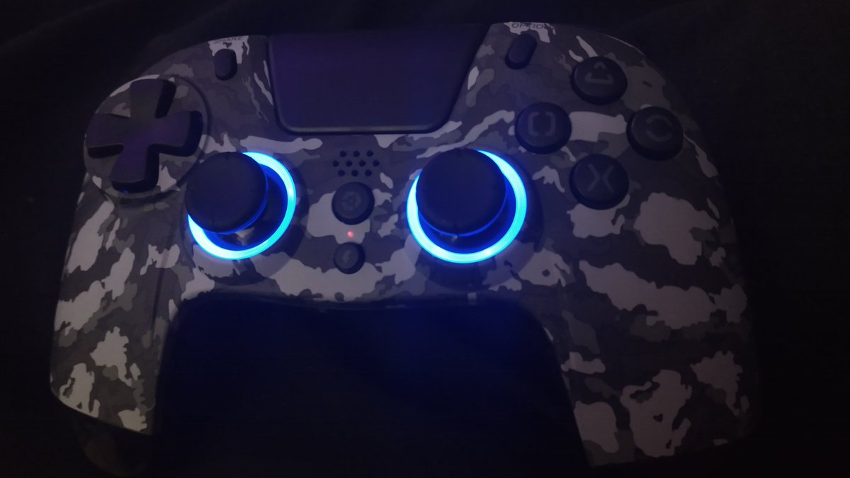 GamePittReviews's tweet photo. Two new controllers for review from our friends at @GioteckArmy!
PS4 and Switch wireless controllers with USB-C charging, rear programmable buttons, turbo (PS4), motion and vibration, touch pad (PS4), and multiple RGB colours to choose around the thumbsticks!
#Gioteck https://t.co/eGvWKtvZeF