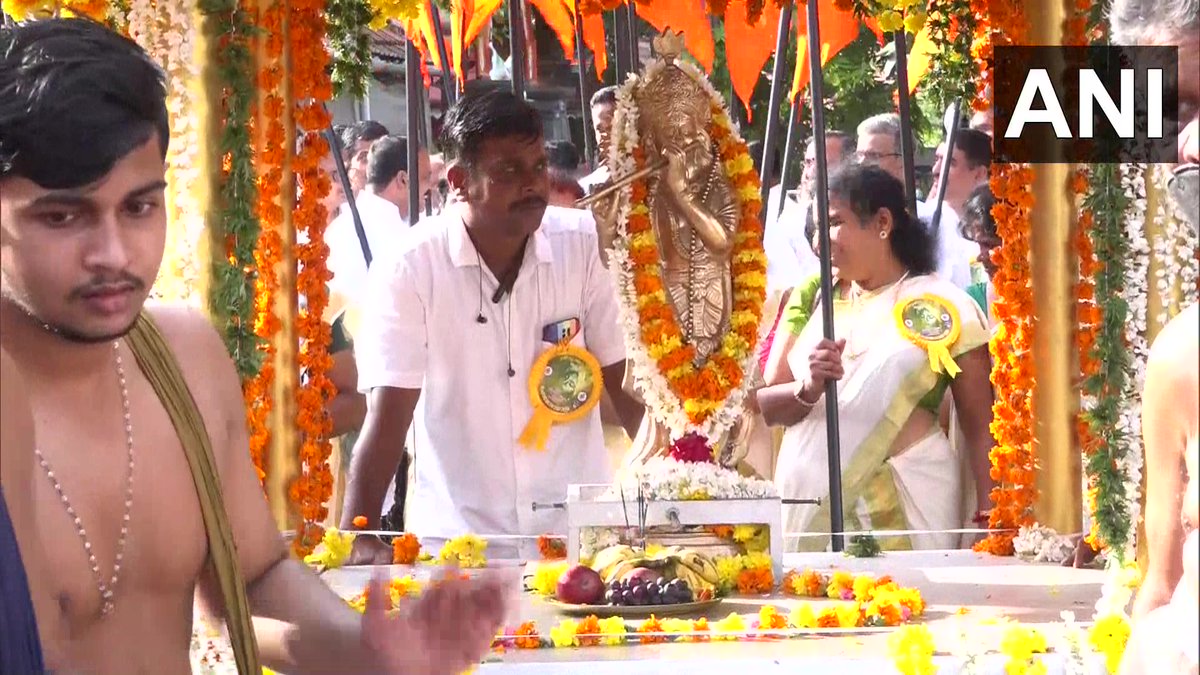 ANI's tweet photo. Kerala | Devotees participated in the procession in Kozhikode on the occasion of Janamashtmi https://t.co/RYTqWqQb7K