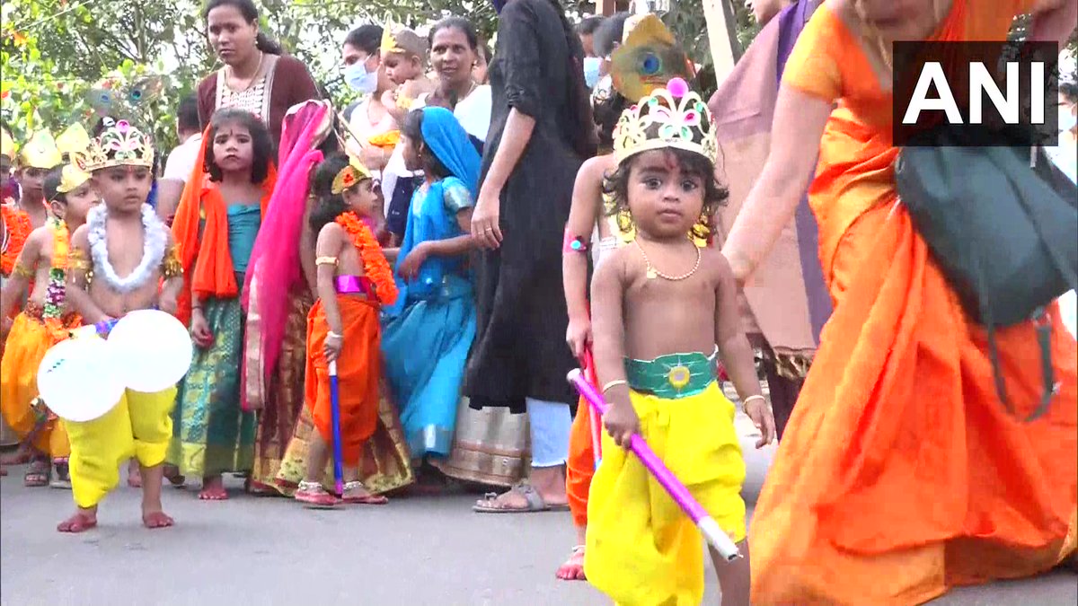 ANI's tweet photo. Kerala | Devotees participated in the procession in Kozhikode on the occasion of Janamashtmi https://t.co/RYTqWqQb7K