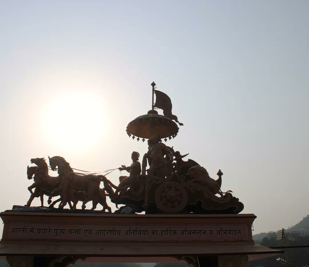 MihitSuthar2's tweet photo. Happy Janmashtami To All🙏🏻
&amp; Happy World Photography Day📸
To click Pic of  The Lord Krishna  is itself a Divine Thing. 
Clicked Lord Krishna As Sarathi Of Shri Arjuna✨ at Parmarth Niketan Rishikesh With Sunset🌞 
#KrishnaJanmashtami2022 #Krishna #WorldPhotographyDay2022 https://t.co/hxqqwH1rOS